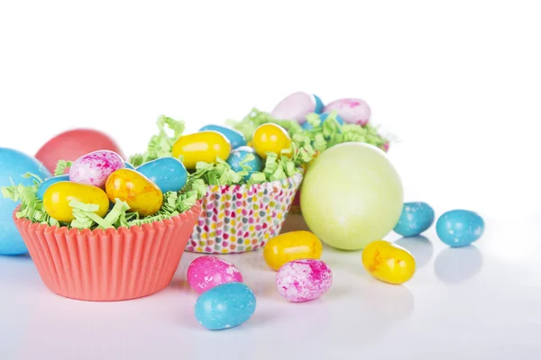 Påsk godis i färgglada cupcake wrappers — Stockfoto