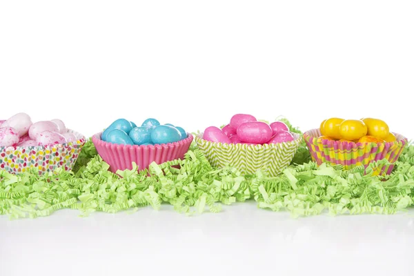 Pasen snoep in kleurrijke cupcake wrappers — Stockfoto