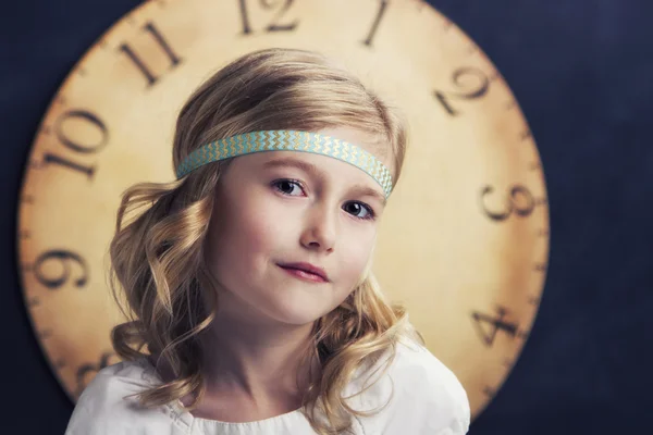 Молода дівчина з великим старовинним годинником — стокове фото