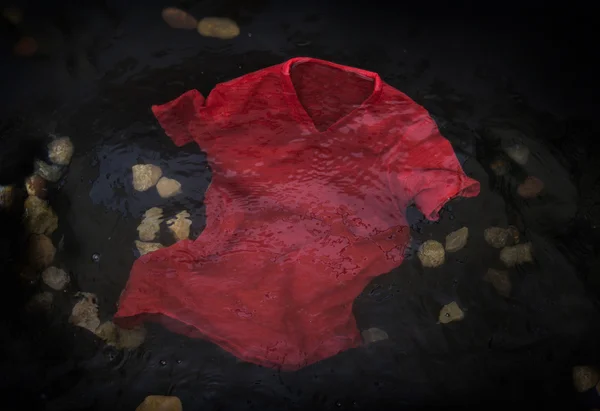 Червона футболка плаває у воді — стокове фото