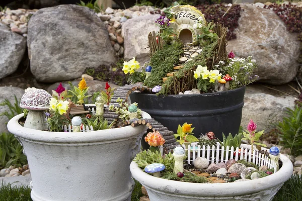 Fairy tuin in een bloempot buitenshuis — Stockfoto