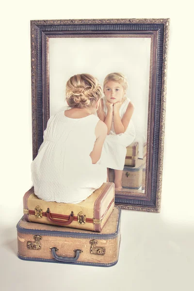 Enfant ou jeune fille qui se regarde dans un miroir — Photo