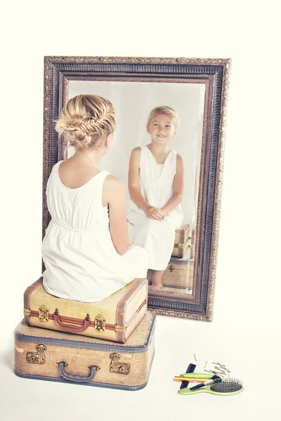 Barn eller en ung flicka framför en spegel — Stockfoto