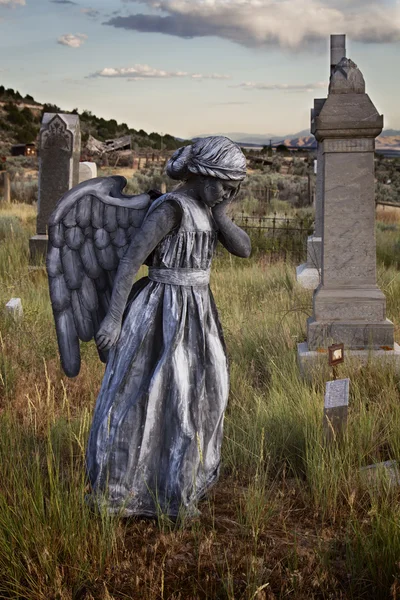 Lány visel egy angyal jelmez, egy régi súlyos udvarban — Stock Fotó