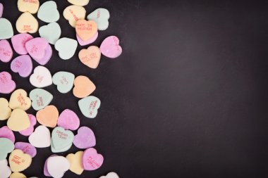 Şeker konuşma kalpleri bir kara tahta üzerinde