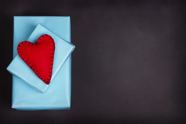 Сделанные вручную войлочные сердечки на пустой доске . — стоковое фото