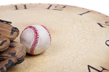 Bir beyzbol ve eski bir vintage cloc haritasında mitt