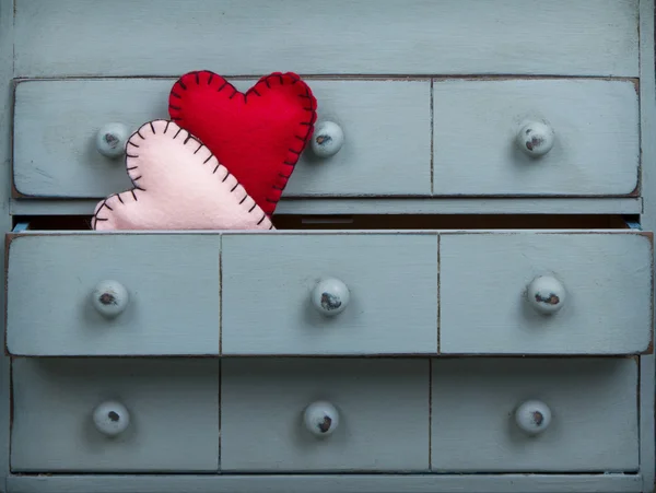Dos corazones dentro de un cajón en una cómoda — Foto de Stock