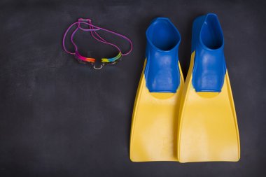 Takım equiptment bir yazı tahtası veya kara tahta üzerinde yüzmek