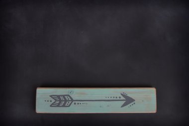 bir el boyalı bir tahta üzerindeki oku