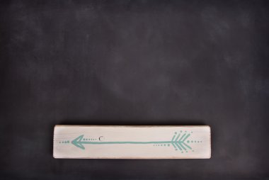 bir el boyalı bir tahta üzerindeki oku