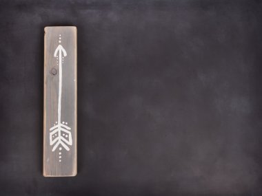 Bir el boyalı ahşap bir tahta üzerindeki oku