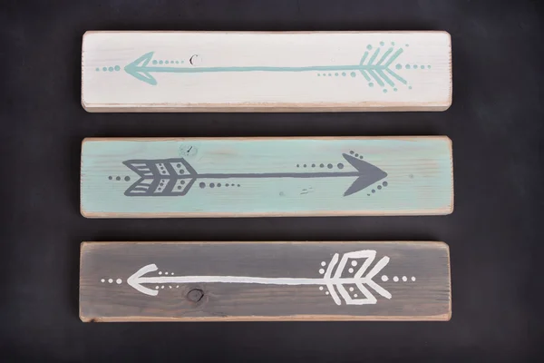 Tre frecce dipinte a mano su una lavagna — Foto Stock