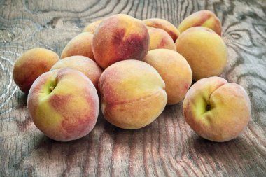 Şeftali bir ahşap tablo