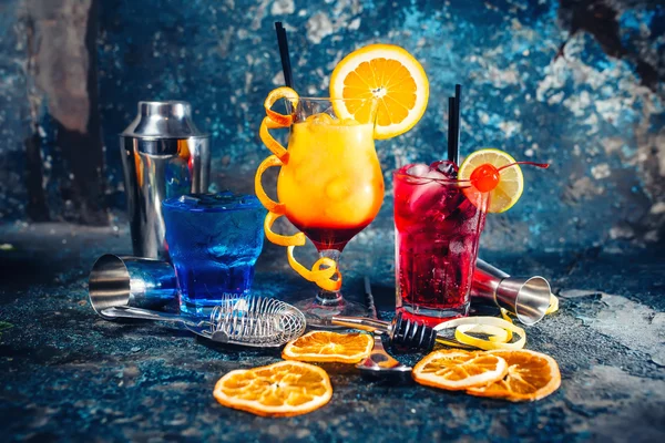 Alkoholické pití podává studená jako bar, nápoje a občerstvení s oblohou — Stock fotografie