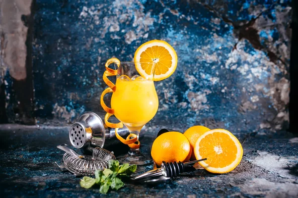 Laranja refrigerante bebida longa, bebida alcoólica com ferramentas e fundo abstrato — Fotografia de Stock