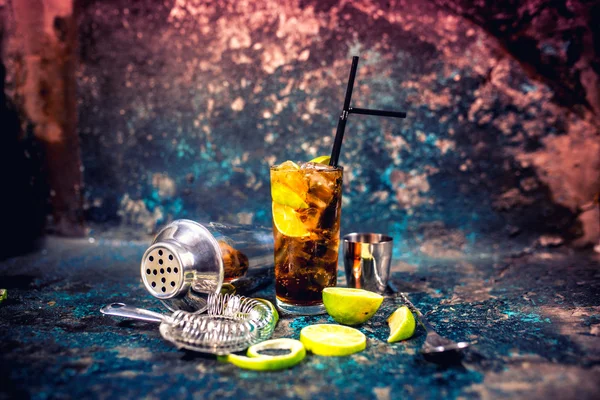 Alkoholisches Cocktailgetränk, cuba libre Getränk mit Beilage und Metallhintergrund — Stockfoto