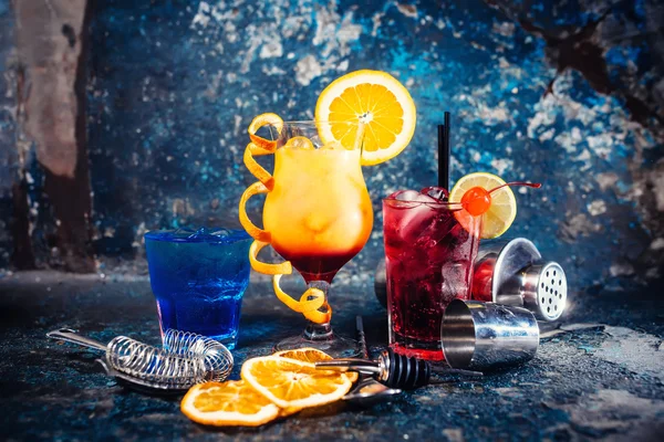 Cóctel alcohólico con decoración de limón y menta —  Fotos de Stock