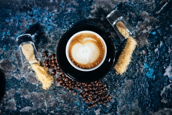 Barista und Latte Art auf Tassen Kaffee in Bar, Pub oder Restaurant — Stockfoto