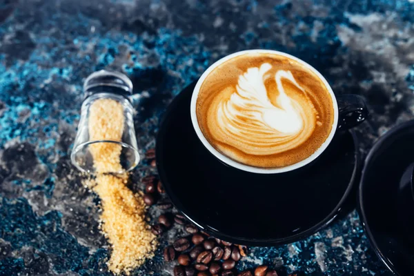 Café arte latte, barista e bartender criando café machiatto — Fotografia de Stock