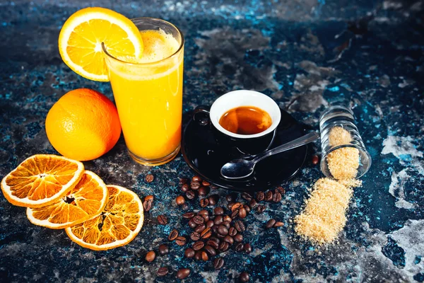 Krótki ekspres do kawy i świeży sok pomarańczowy jako śniadanie w restauracji lub barze — Zdjęcie stockowe