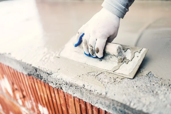Захисний матеріал проти води на будівництві будинку. працівник гідроізоляція цемент — стокове фото
