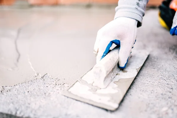 Průmyslové dělníky na stavbě, kterým se tmel pro hydroizolaci cementu — Stock fotografie