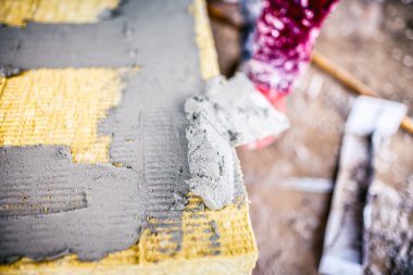 Yapışkanlı mortat yalıtım levhası alma inşaat işçisi ayrıntılarını