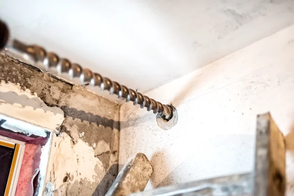 Man pneumatische boor met boren in de muur. professionele werker in de bouwplaats, bouw van huis — Stockfoto