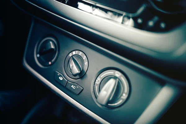 Aire acondicionado manual y sistema de ventilación del coche para los pasajeros, detalles de diseño de coche moderno — Foto de Stock