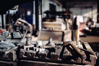 Cnc Delme makinaları Torna endüstriyel fabrika çelik ve demir parçaları ile çalışma