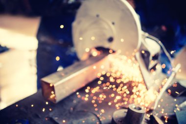 işçi metal kesme, çelik ve demir değirmeni ile ufuk yansıma