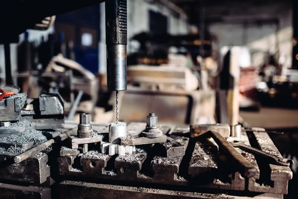 Torno de maquinaria de perforación CNC que trabaja con piezas de acero y hierro en fábrica industrial — Foto de Stock