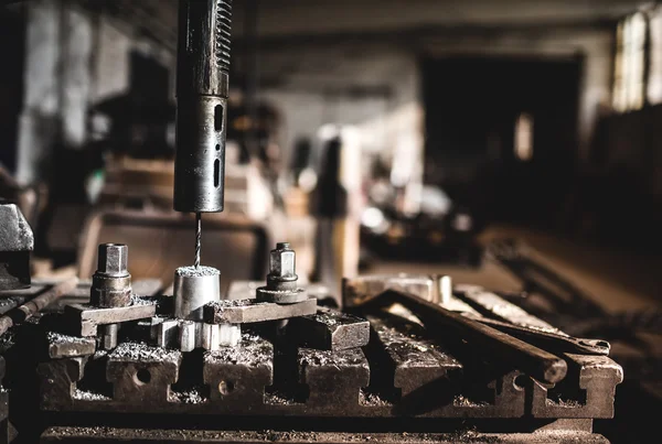 Detalles de trabajo de fábrica industrial con taladrado de torno automatizado y corte de metal — Foto de Stock