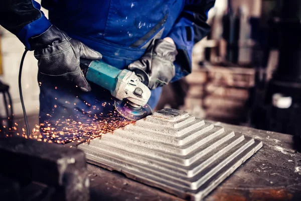 Industriell ingenjör som arbetar på att minska en metall och stålstång med vinkelslip, metallurgisk fabrik Detaljer — Stockfoto