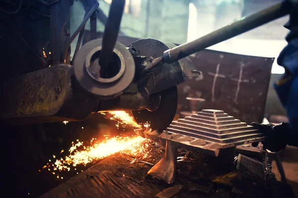Trabalhador da fábrica, trabalhador de corte e moagem de aço usando a ferramenta de poder moedor — Fotografia de Stock