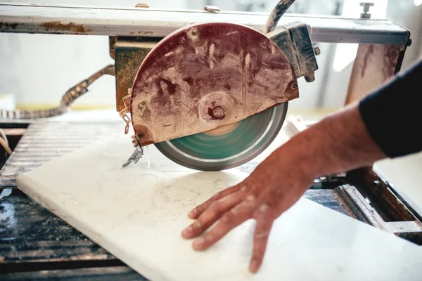 切削スレート、大理石の丸鋸を使用している人 — ストック写真