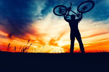 Bisiklet yükselen ve birinciliği Yarışması'nda kutluyor bisikletçi silüeti