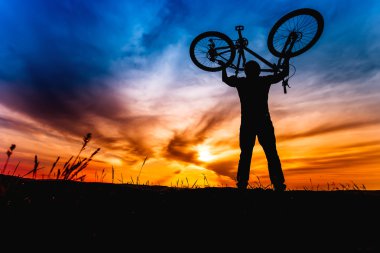 açık havada yaşam için sağlıklı kavramı. Kazanan ve başarılı insanlar, bisikletçi bisiklet yükselterek eylem