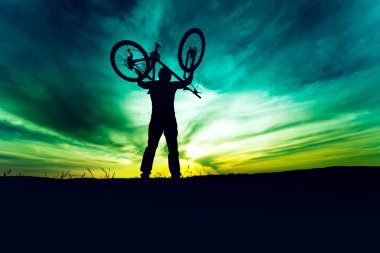 siluet, Bisiklet yükselen ve kutlama byciclist kontur. Eylem başarılı insanların yarışma kazanma