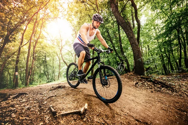 Profesjonalistą górskich rower rowerzysta jazdy szlak w lesie — Zdjęcie stockowe