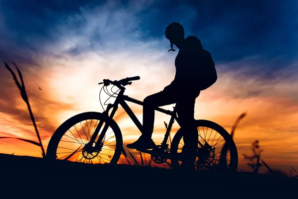Silhouette di biker in mountain bike al tramonto — Foto Stock