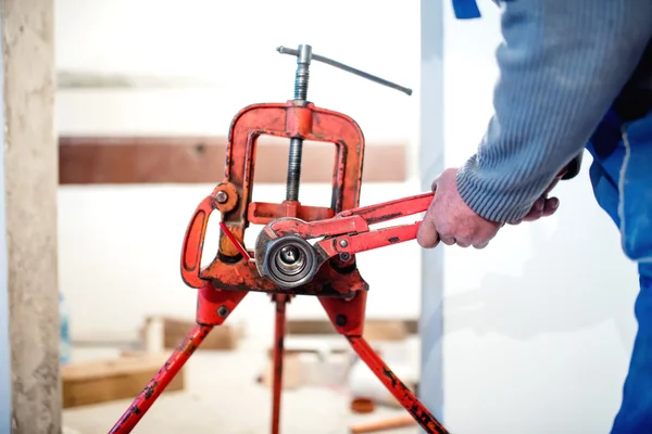 Handyman encanador ajustando tubos com chave — Fotografia de Stock