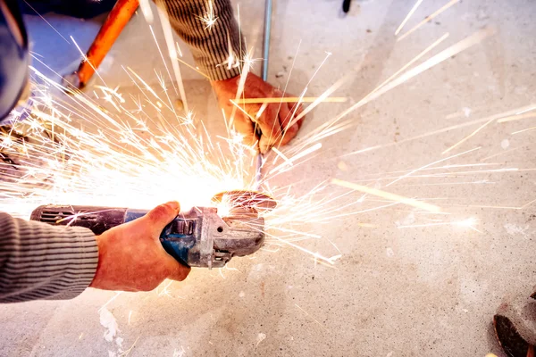 Industriearbeiter schneidet Stahl mit Metallschleifer — Stockfoto