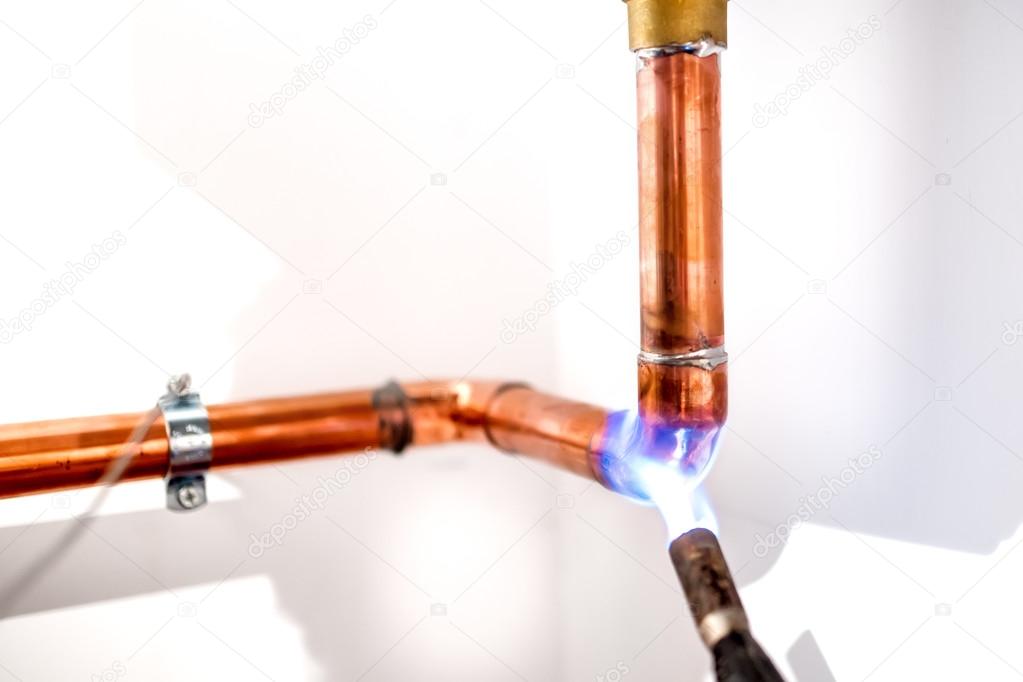 Plomero industrial usando soplete, antorcha de gas propano para soldar  tuberías de cobre: fotografía de stock © bogdan.hoda #114297406