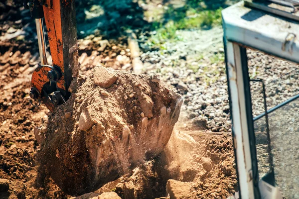 Industriële vrachtwagen lader graafmachine aarde in dumper vrachtwagen laden — Stockfoto