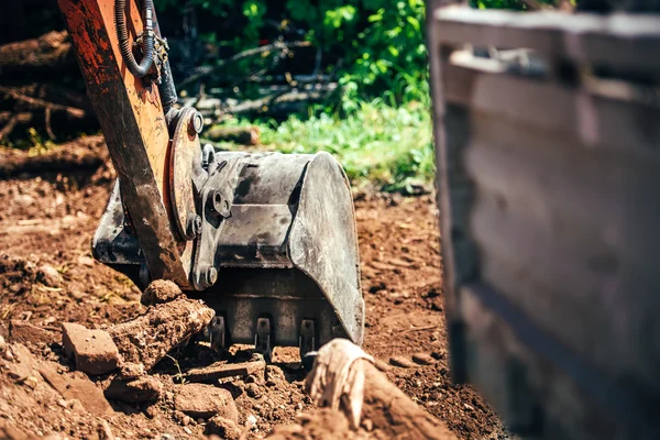 Cuchara de excavadora industrial, primer plano de maquinaria pesada con cubo de metal —  Fotos de Stock