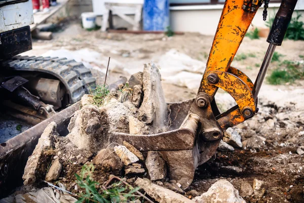 Ipari hidraulika kotró buldózer, beton blokk betöltése — Stock Fotó