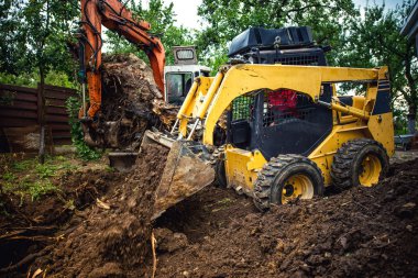 Ev inşaatında peyzaj işleri buldozer ve kazıcı ile yapılıyor.