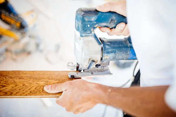 Bouwer van de mannelijke industriële werknemer werken met elektrische puzzel en hout — Stockfoto